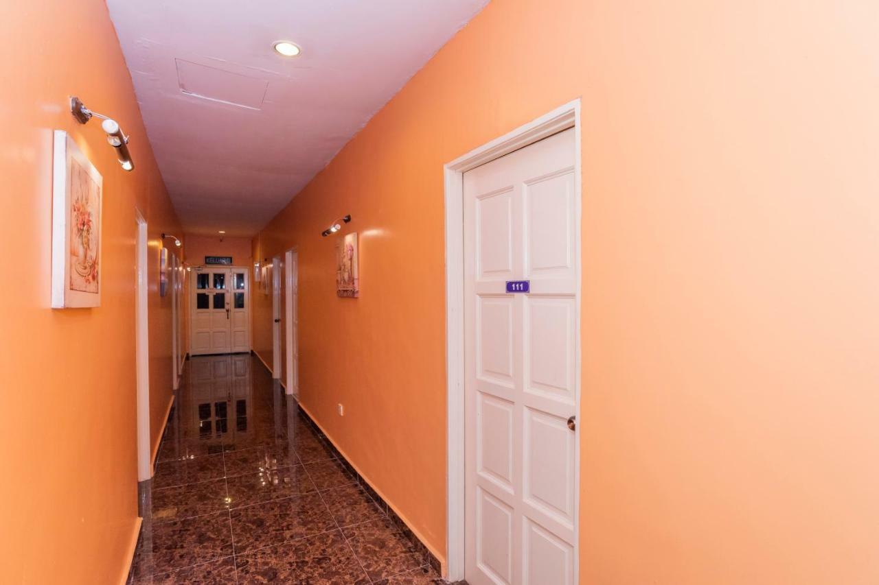 Oyo 1228 R & R Motel Johor Bahru Exterior foto